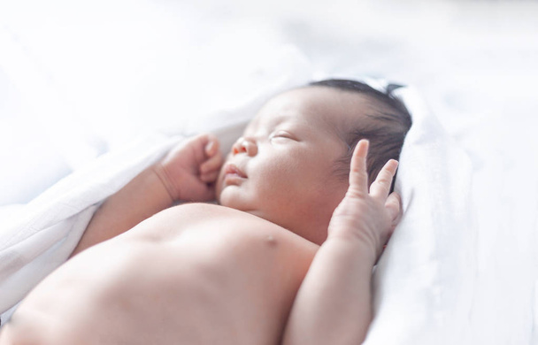 hyvä haaveilu vastasyntynyt vauva nukkuu valkoisella pyyhkeellä
 - Valokuva, kuva