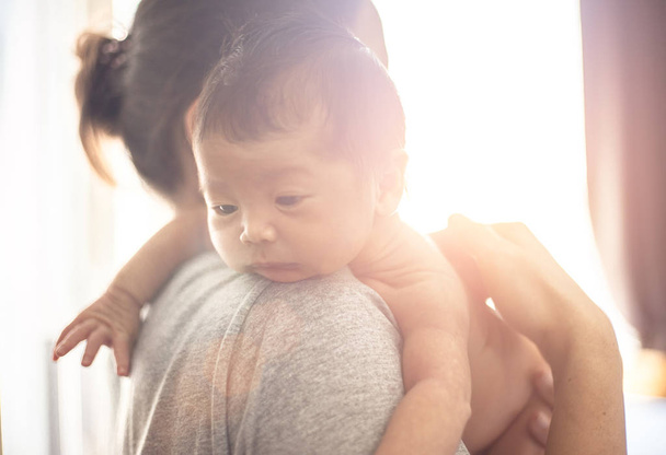 rakkaus hetki äiti halata vastasyntynyt vauva
  - Valokuva, kuva