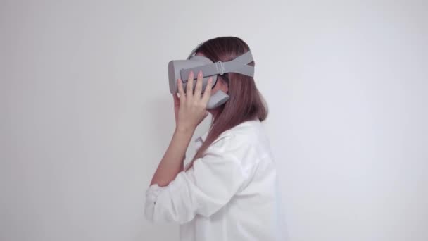 Woman uses a virtual reality glasses - Materiał filmowy, wideo