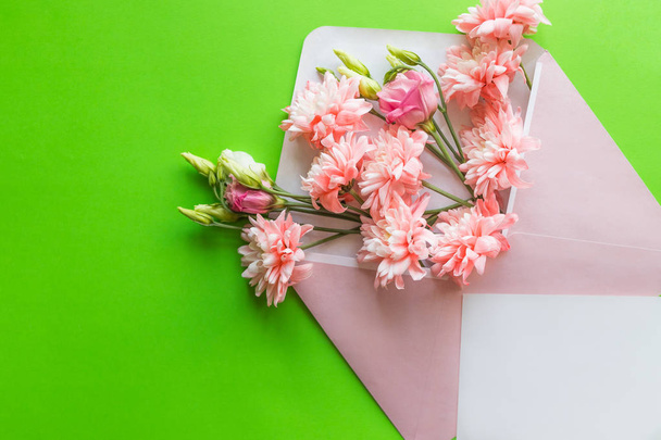 母の日のコンセプトです。ピンクのトルコギキョウ、封筒と菊の花束。母の日、結婚式招待状、特別な記念日や塗りつぶし word コピー space.card の白紙メモ - 写真・画像