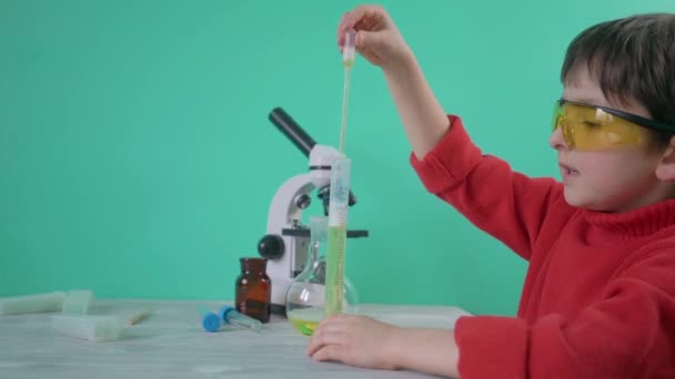 Little boy playing with chemical liquids - Video, Çekim