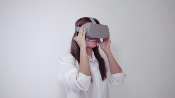 Young woman wearing virtual reality glasses - Filmati, video