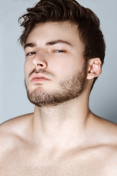 Мышцы сильные красивые полосатый мужчина модель в повседневной ношении на белом изолированном фоне шрифта
 - Фото, изображение
