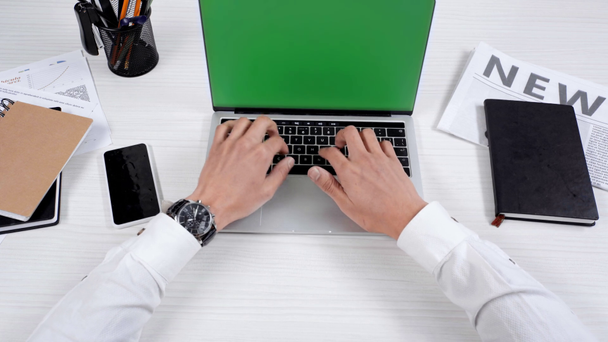 vista recortada de hombre de negocios apertura de la computadora portátil y escribir en ella en la oficina
 - Metraje, vídeo