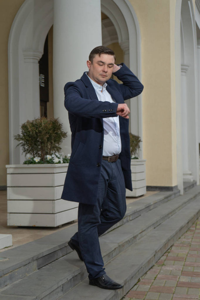 Portrait of a man in a business suit coming out of the store - Fotoğraf, Görsel