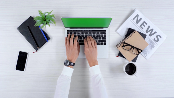 gedeeltelijke weergave van zakenman met behulp van laptop, wijzen met de vinger naar documenten die door de mens, het drinken van koffie - Video