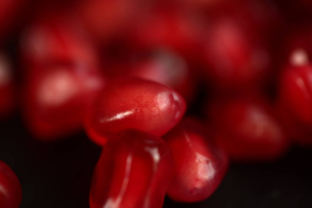 juicy fresh pomegranate seeds  - Foto, imagen