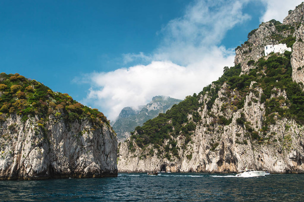 Widok z łodzi na wybrzeżu wyspy Capri. Włochy. - Zdjęcie, obraz