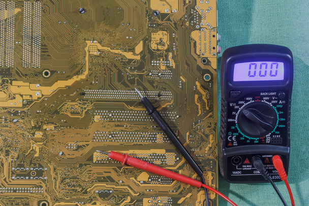 Multímetro instrumento de medición con placa de circuito impreso amarillo-marrón
 - Foto, Imagen