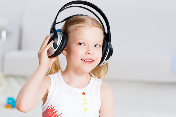 Pretty girl listening to music on headphones - Foto, Imagen