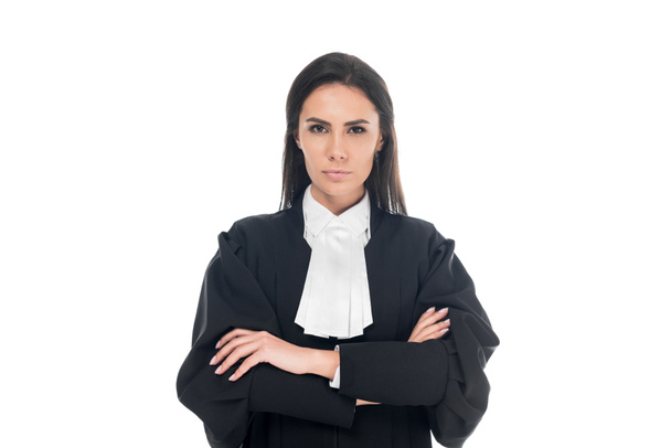 Vista frontal de juiz sério em roupão judicial de pé com braços dobrados isolados em branco
 - Foto, Imagem