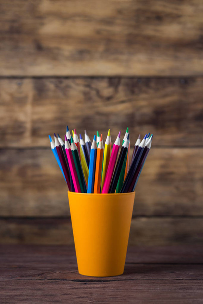 Barevné tužky v oranžové s potravinami na dřevěné pozadí - Fotografie, Obrázek