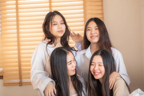 アジアの若いアジアの女性が話し、笑っている会議のグループ - 写真・画像