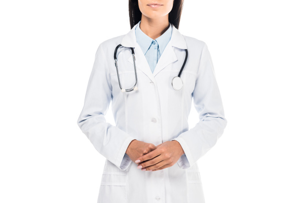 Vista parziale del medico in mantello bianco con stetoscopio isolato su bianco
 - Foto, immagini