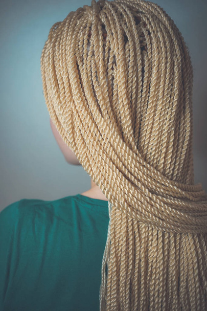 女性のおさげ髪、セネガル人三つ編み三つ編み、カネカロン、afrokosy、寺院、創造的な若者の髪型のおさげ髪 - 写真・画像