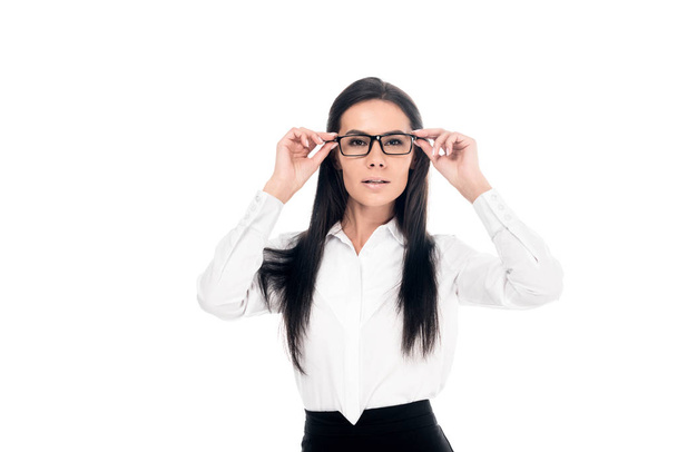 Vista frontale della donna d'affari interessata a toccare gli occhiali isolati su bianco
 - Foto, immagini