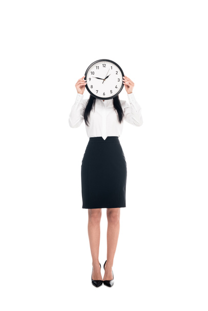 Vista completa de mujer de negocios morena en camisa sosteniendo reloj aislado en blanco
 - Foto, imagen