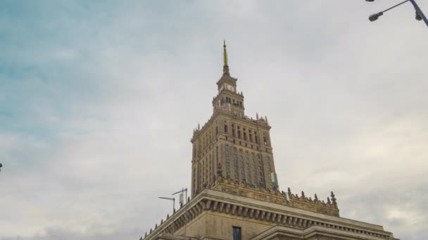 Idő telik el a torony a kultúra és tudomány palotájától, történelmi sokemeletes épület központjában Varsó, Lengyelország - Felvétel, videó