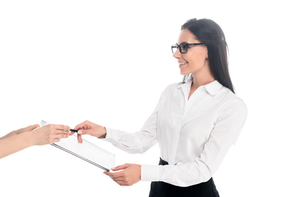 Чарівна бізнес-леді в окулярах підписує контракт ізольовано на білому
 - Фото, зображення