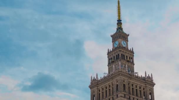 Idő telik el a torony a kultúra és tudomány palotájától, történelmi sokemeletes épület központjában Varsó, Lengyelország - Felvétel, videó