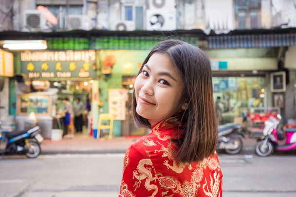 Portrait de belle fille asiatique en rouge chinois drees up à Chin
 - Photo, image