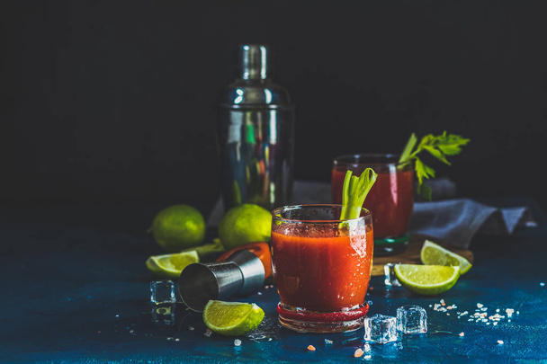 Bloody Mary cóctel en vasos de beber porción
 - Foto, imagen