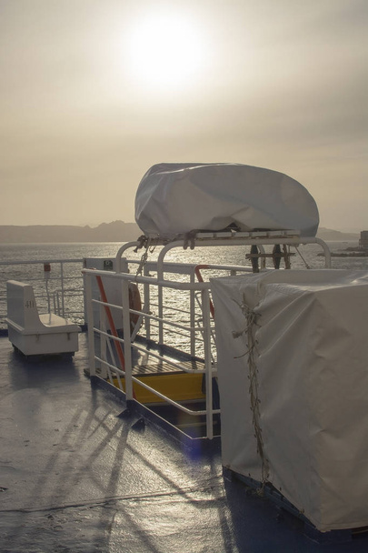 Detalle en cubierta en ferry entre Palau e Isola Maddalena en popa
 - Foto, Imagen