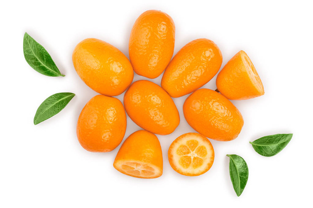 Cumquat ou kumquat à moitié isolé sur fond blanc. Vue de dessus. Pose plate
 - Photo, image