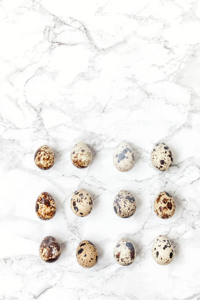 minimale Osterdekoration mit Eiern auf weißem Marmorhintergrund - Foto, Bild