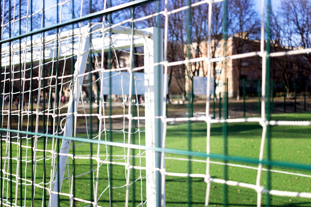 campo de fútbol detrás de la valla. Puertas de fútbol detrás de la valla
 - Foto, Imagen