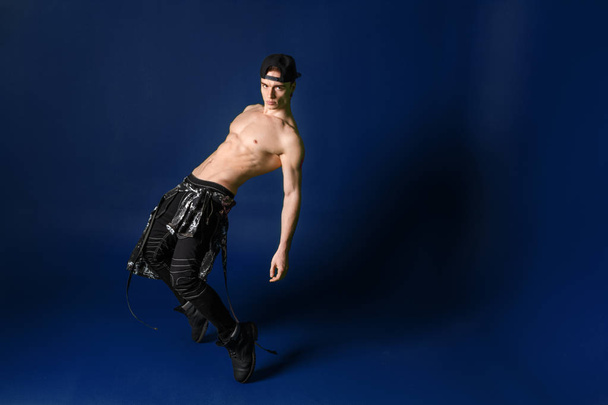 Stripped forte fce belo modelo masculino no fundo isolado vestindo roupas de moda no fundo colorido isolado
 - Foto, Imagem