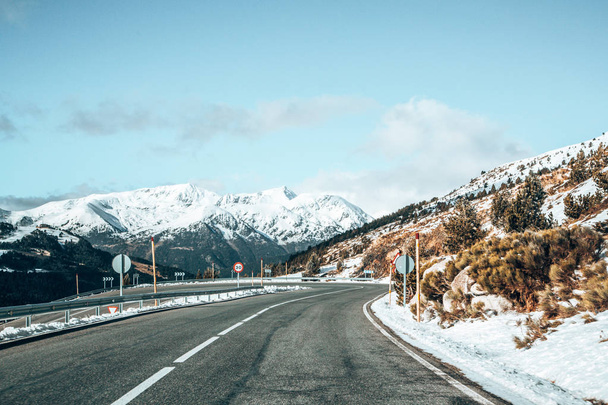 Beautiful winter road through Andorra mountains and small villages - Foto, Imagem