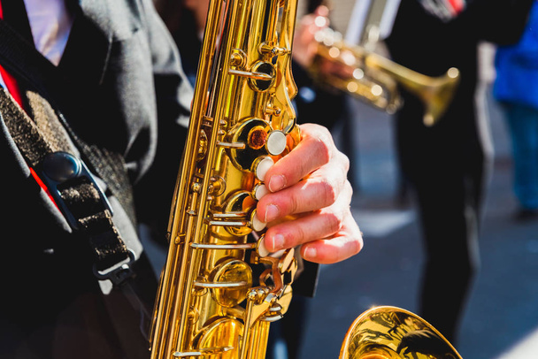 Saxofonistické prsty hrají během pouličního festivalu. - Fotografie, Obrázek