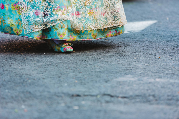 Détail de la robe traditionnelle valencienne Fallera et ses matchi
 - Photo, image
