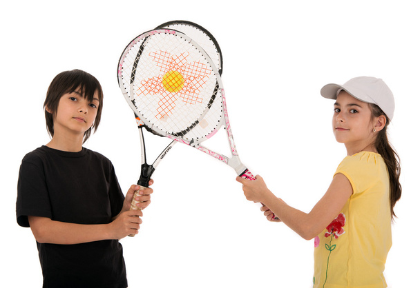 due bambini felici in posa con racchette da tennis su backgrou bianco
 - Foto, immagini