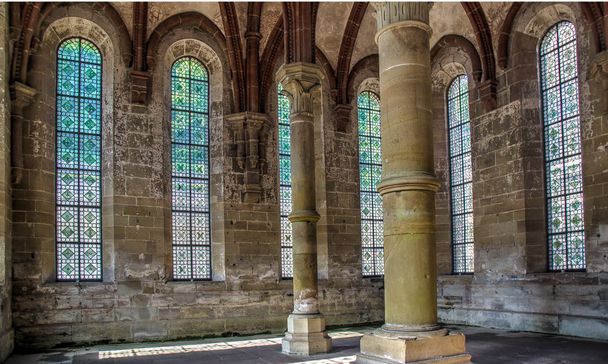 kolumny w klasztornych oknach szklanych - Zdjęcie, obraz