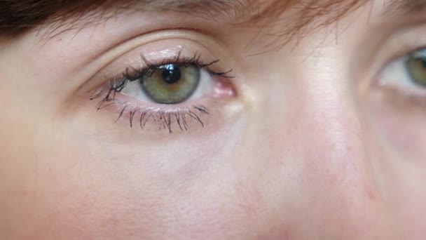 Close-up portret van mooie grijs-groene ogen van een jonge mooie vrouw. mooie galaza meisjes close-up. - Video