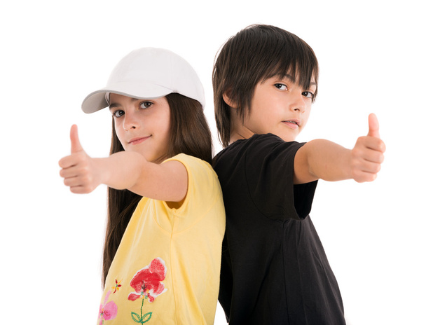 Deux enfants, garçons et filles amis posant joyeusement sur fond blanc
 - Photo, image