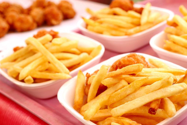 Franse frietjes en gebakken nuggets in markt - Foto, afbeelding