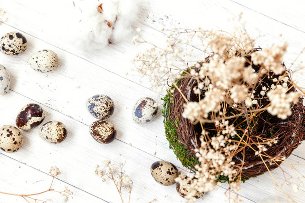 Пасхальное украшение с яйцом в чашке гнезда на белом мраморном фоне
 - Фото, изображение