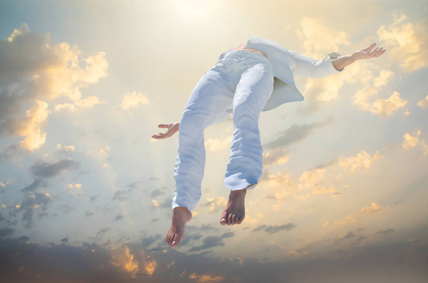 魂の昇天。天国に昇っていった男のゴースト。死後の世界、瞑想、夢の概念 3 d レンダリング - 写真・画像