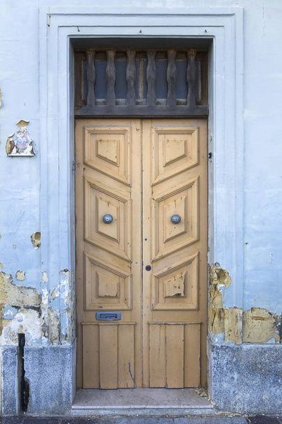 View at traditional front door from building on Malta - Foto, Imagem