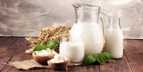 mléčné výrobky. chutné zdravé mléčné výrobky na stole. kyselé CRE - Fotografie, Obrázek