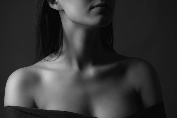 Shoulders and neck of young woman. Black and white - Photo, Image