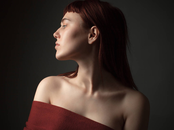 Portrait of a young woman with bare shoulders - Foto, Imagem
