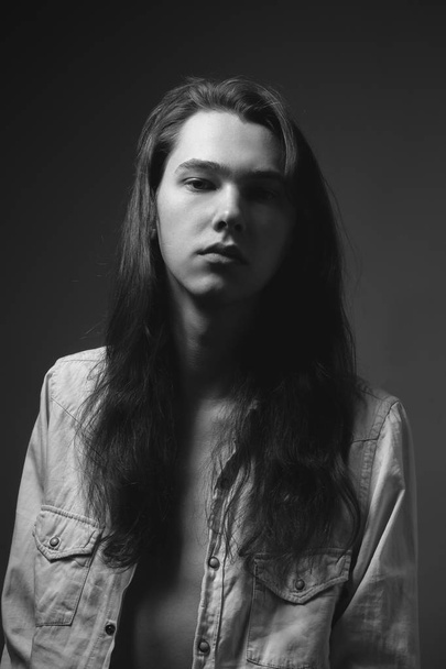 Portrait of the man with long hair. Black and white - Foto, afbeelding