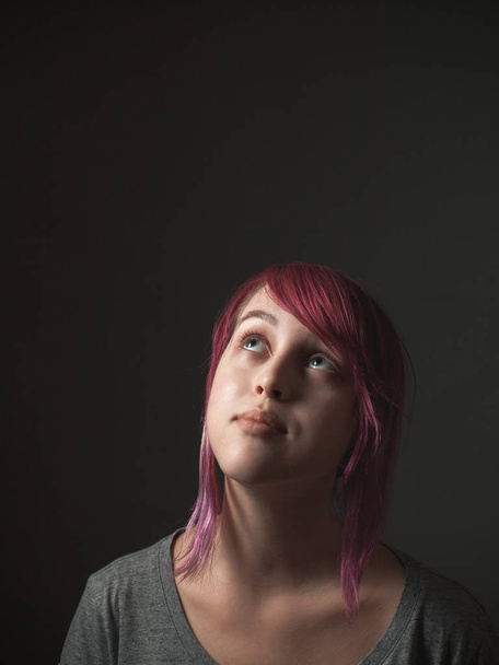 Young woman looks up. Studio - Foto, Imagen