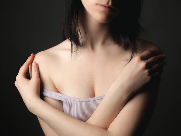 Gentle young woman with bare shoulders - Fotografie, Obrázek