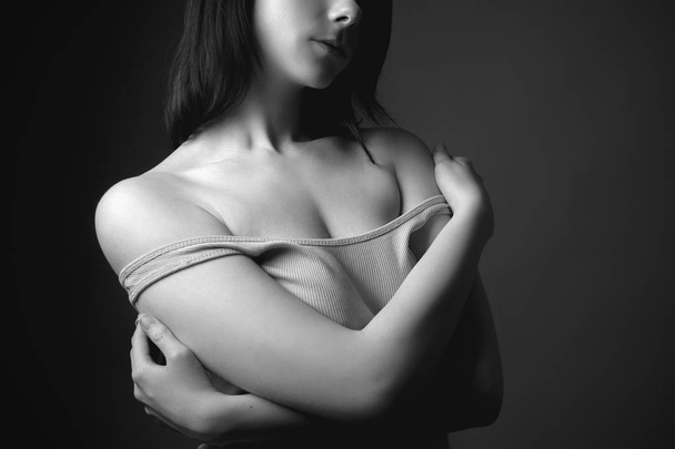 Woman with bare shoulders. Black and white - Fotografie, Obrázek