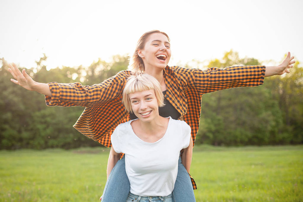 Дві веселі молоді жінки розважаються на відкритому повітрі. Найкращі друзі
 - Фото, зображення